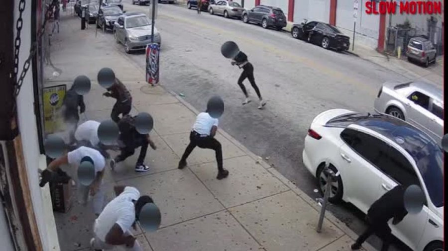 VIDEO/ Pamje të rënda, burri nxjerr automatikun dhe qëllon njerëzit në trotuar  