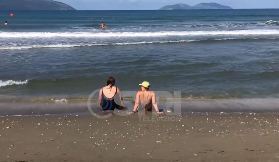 VIDEO/ Vlorë, numër i lartë turistësh në bregdet: Na pëlqen shumë natyra dhe ushqimi...