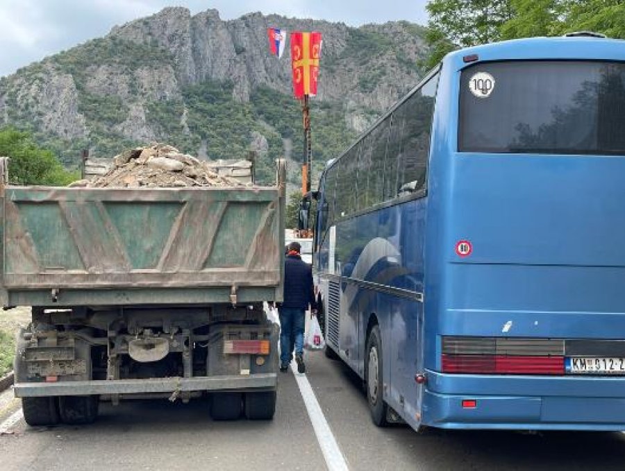 FOTO/ Serbët që kanë bllokuar pikat kufitare në Jarinje dhe Bërnjak