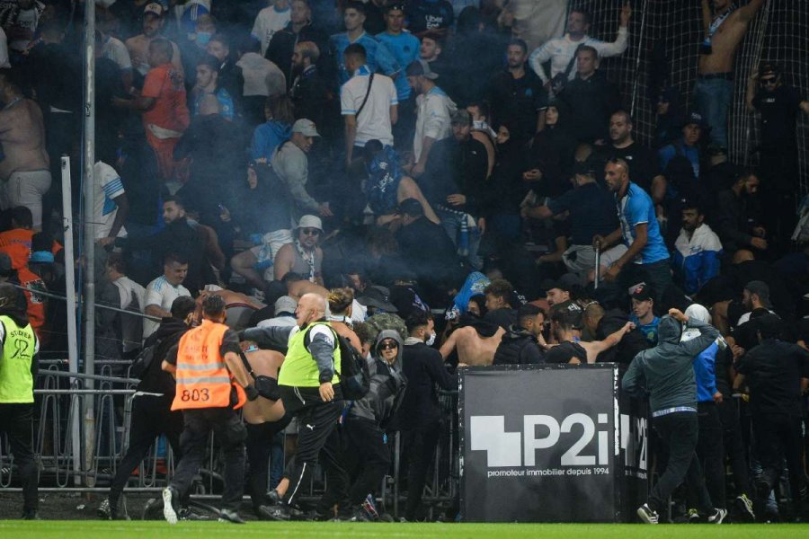 VIDEO/ Dhuna pushton kampionatin Francez, përleshje masive mes tifozëve në ndeshjen Marseille-Angers