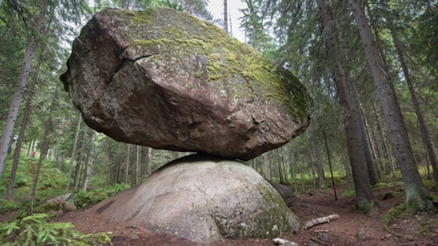 FOTO/ Shkëmbi i çuditshëm”, i cili qëndron mbi një gur prej 11 mijë vjetësh