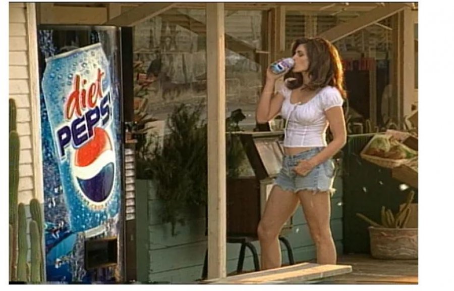 VIDEO/ Cindy Crawford rikrijon pas 30 vitesh reklamën ikonike të Pepsit