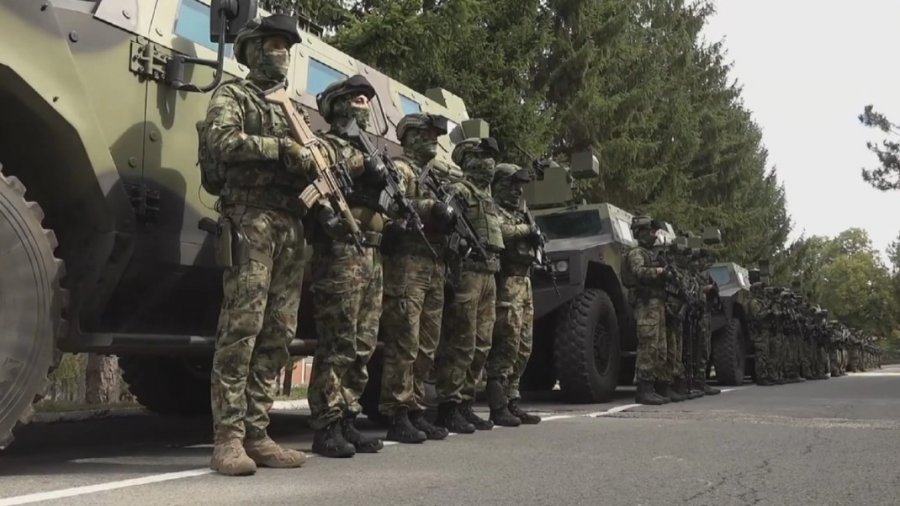 Ushtria serbe rreshtohet pranë kufirit me Kosovën! Ç'po planifikon Vuçiç?