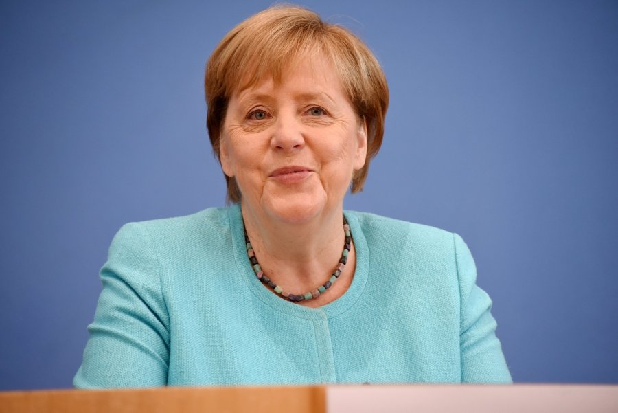 Angela Merkel kafshohet nga papagalli dhe fotoja e saj me gojën e hapur bëhet virale 
