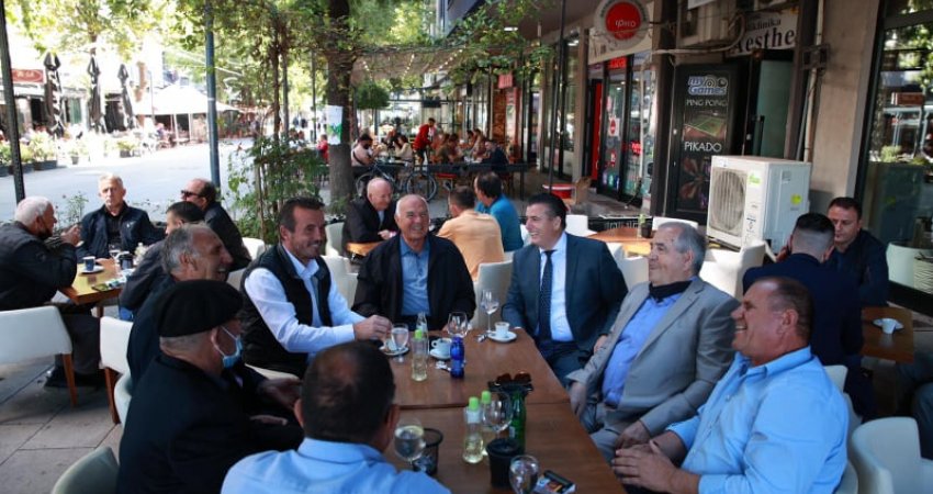 Agim Bahtiri vikendin e kalon me miq në sheshin e Mitrovicës