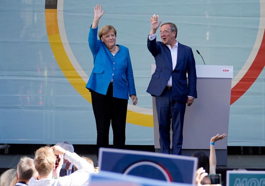 Merkel i jep mbështetjen e fundit pasuesit të saj para zgjedhjeve