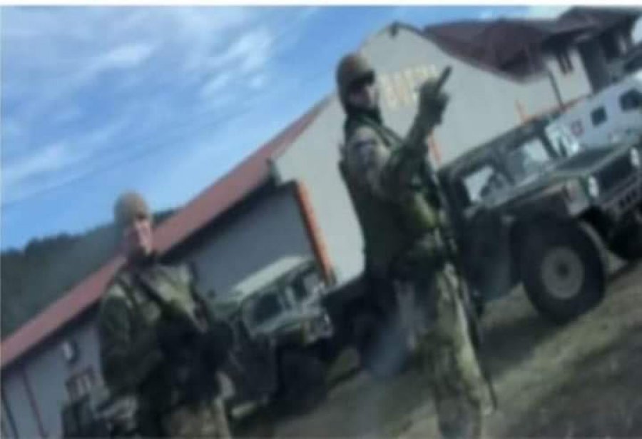FOTOLAJM/ Reagimi epik i ushtarit të KFOR-it bëhet viral, i ngre gishtin e mesit gazetarit serb 