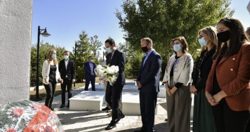 Kryeministri bën  homazhe tek varrezat e dëshmorëve në Abri