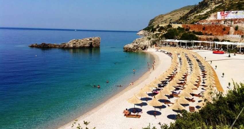 Mbushet plazhi i Vlorës, kosovarët ia mësyjnë detit edhe në shtator