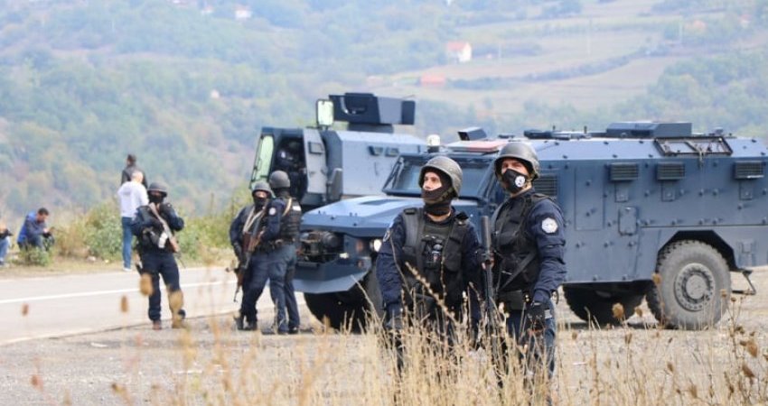 Publikohen pamjet,  Policia e Kosovës kalon me automjete nëpër Zubin Potok, rrugës për në pikën kufitare në Bërnjak