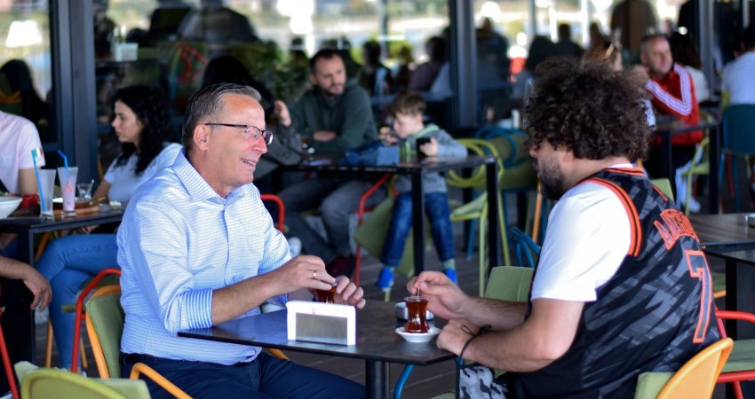 MC Kresha pinë çaj me Bedri Hamzën në Mitrovicë