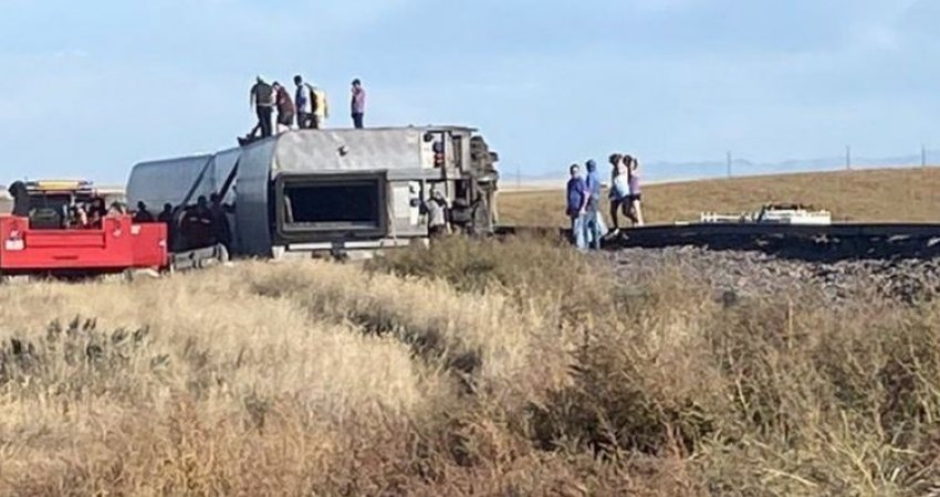 Tre të vdekur dhe 50 të lënduar në Montana, pasi treni doli nga shinat