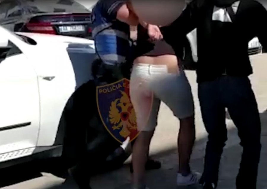 VIDEO/ Durrës, arrestohet pasagjeri i çuditshëm me pushkë në taksi dhe ca pako