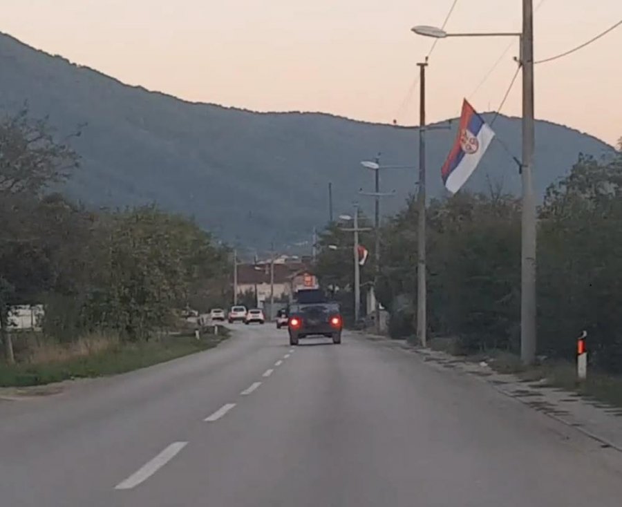 Avionë serbë MIG mbi kufi, Policia e Kosovës përshkon Zubin Potokun drejt pikës kufitare në Bërnjak