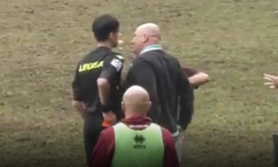 VIDEO/ Grushtoi gjyqtarin, trajneri italian e paguan rëndë