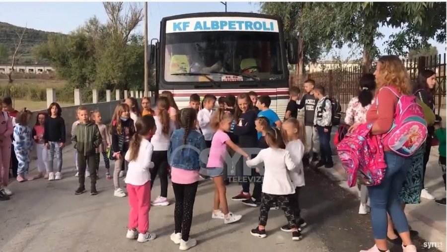 VIDEO NGA SYRI TV/ Viti i ri shkollor me probleme të vjetra, shkolla në fshatin Karkovë me kushte të vështira 