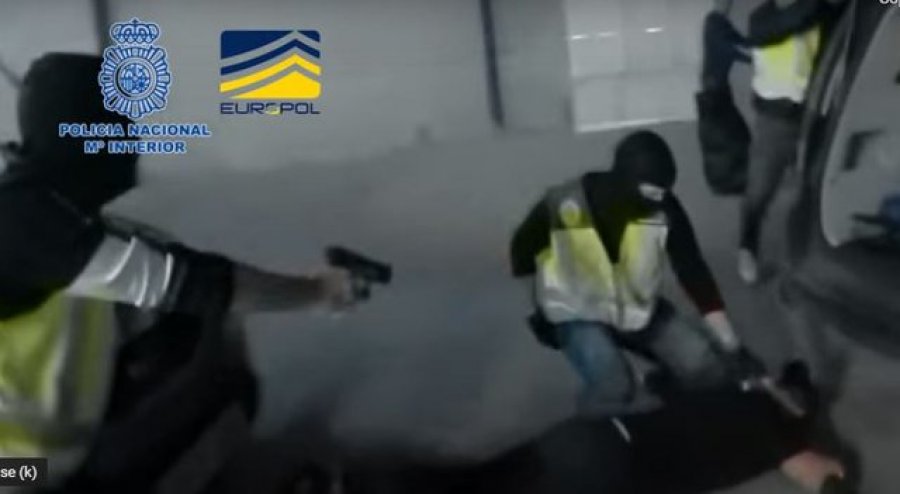 VIDEO/ Shkatërrohet rrjeti i drogës nga Ballkani, kapen mbi 2.6 ton kokainë