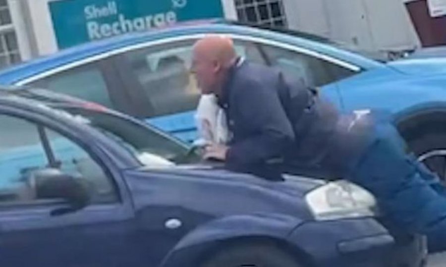 VIDEO/ Kaos në pikat e karburantit në Londër, ‘plas’ sherri me thika mes shoferëve