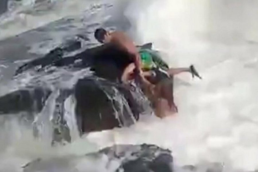 VIDEO/ Pamje e tmerrshme, një burrë u mundua të shpëtojë kolegen, por mbytet bashkë me të