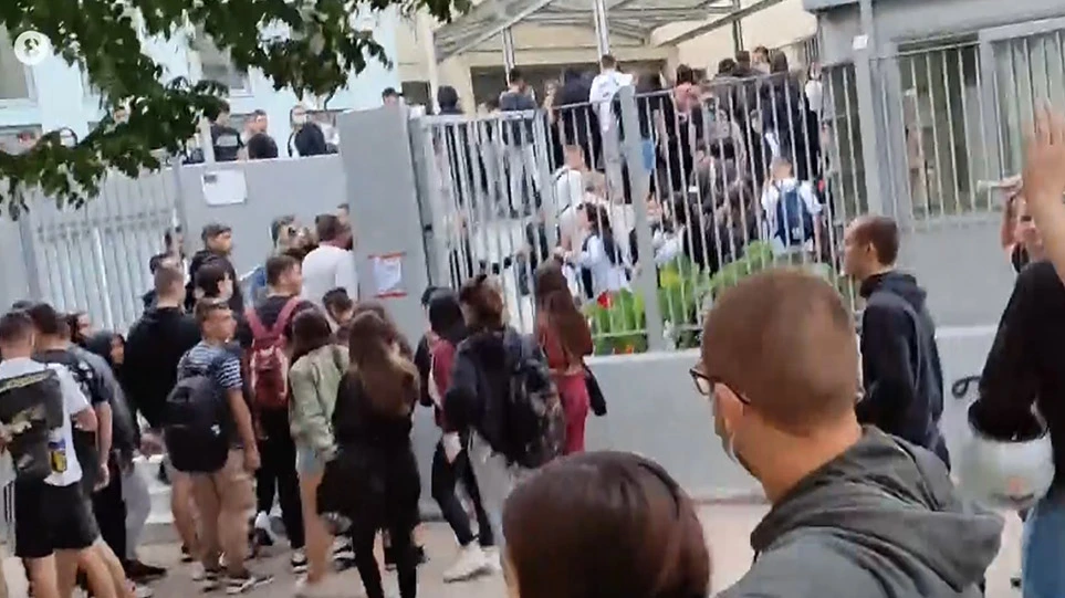 Selanik/ Persona të maskuar dhe me shkopinj në duar dhunojnë studentët protestues