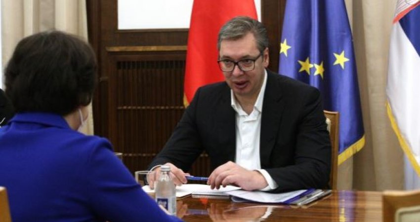 Vuçiq takohet me ambasadoren kineze, flasin për situatën në veri të Kosovës