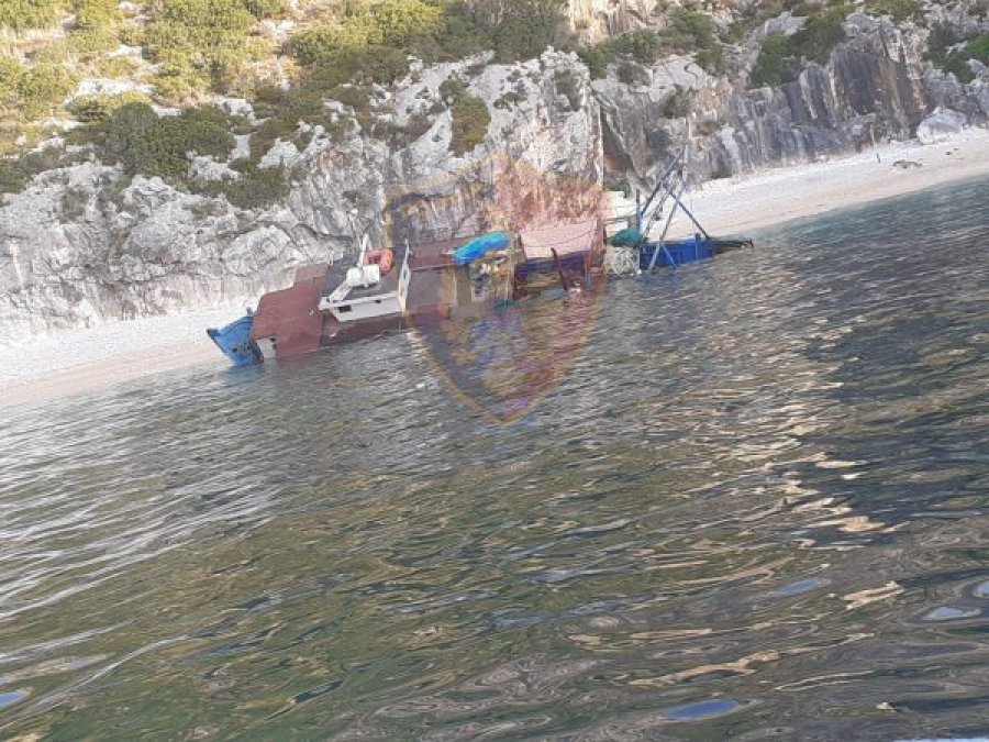 FOTOLAJM/ Mbytet peshkarexha, shpëtohen tre personat në bord