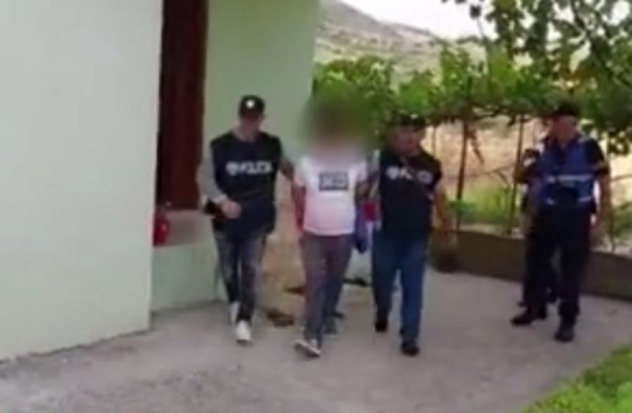 EMRAT – VIDEO/ Iu gjetën kokainë dhe kanabis gati për shitje, prangosen dy persona në Fier