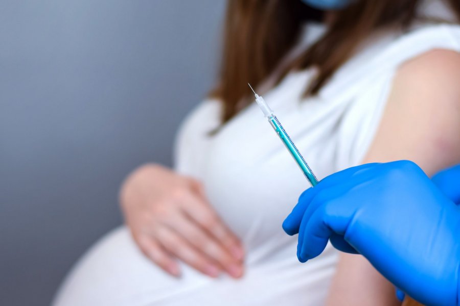 Gratë shtatzëna të vaksinuar plotësisht i kalojnë antitrupat te foshnjat ndërsa janë në bark