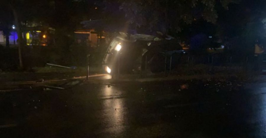 Përplasen dy automjete në Tiranë, makina tip ‘Ford’ përfundon anash Lanës