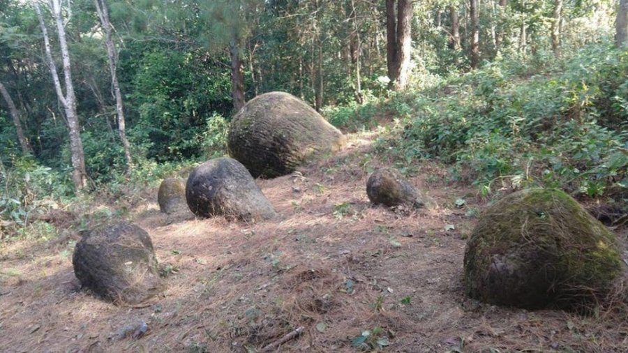 Mister në Indi/ Zbulohen kavanoza gjigante prej guri