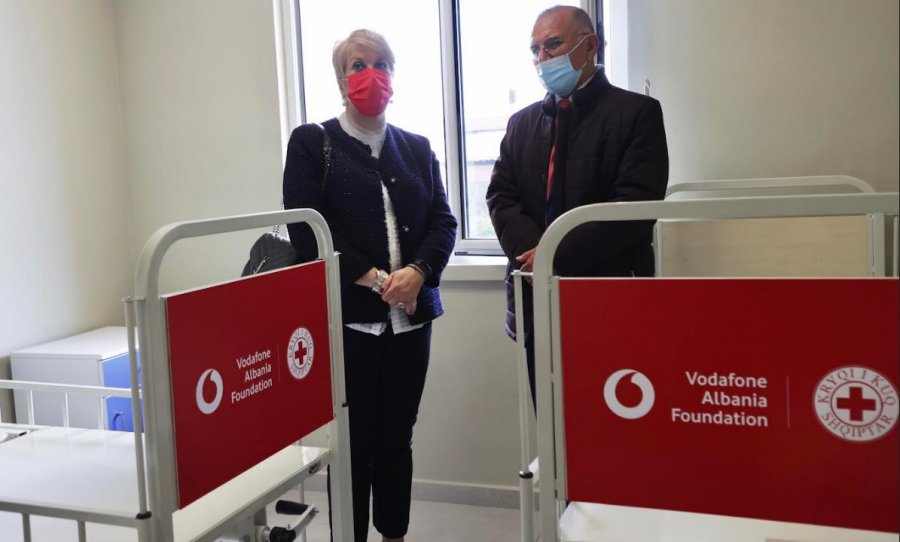 Vodafone Albania dhe Kryqi i Kuq ofrojnë krevatë të specializuar në Spitalin Pediatrik të Sarandës