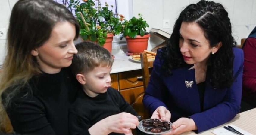 'Aty gjetëm mikpritjen', presidentja bën iftar te familja e një dëshmori në Gjilan