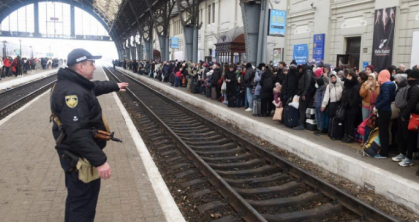 Rusët sulmojnë me raketa stacionin hekurudhor të Ukrainës