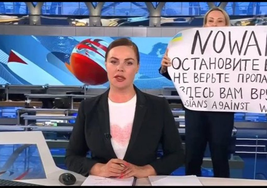 Marina, gazetarja që protestoi 'Live' në televizionin rus: Rusia është kthyer në shtet totalitar!