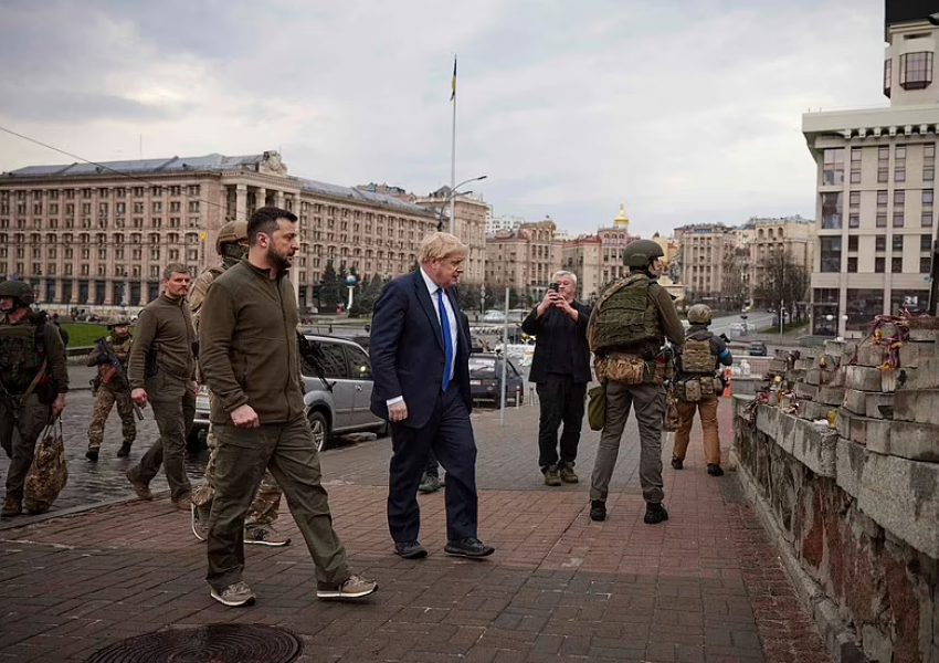 FOTOLAJM/ Zelensky dhe Johnson ecin në qendër të Kievit