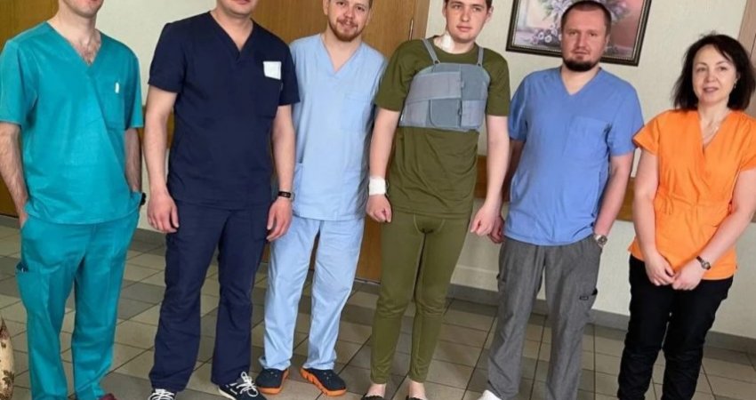 Operacioni i pabesueshëm; kirurgët i heqin plumbin nga zemra që rreh ushtarit ukrainas