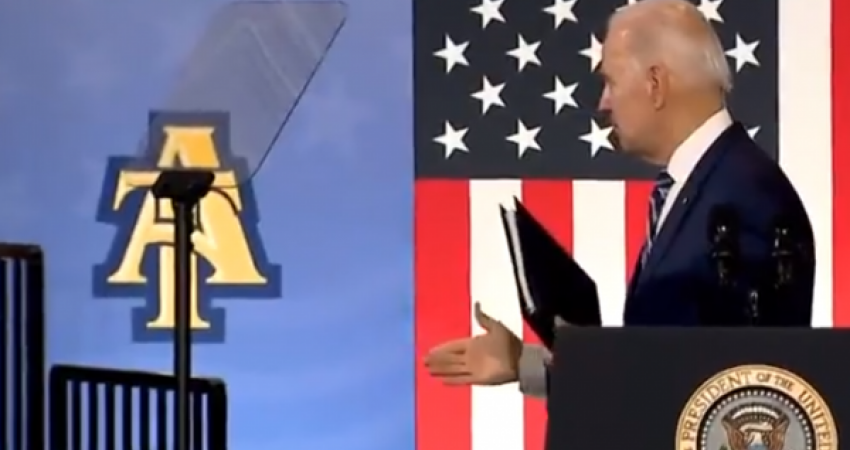 Tjetër gafë nga Biden, tenton t’ia shtrëngojë dorën “njeriut të padukshëm”