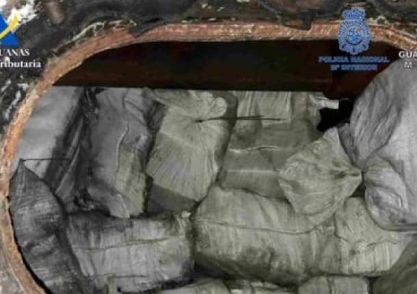 Detaje/ Gjenden rreth 3 ton kokainë në anijen e peshkimit në Spanjë