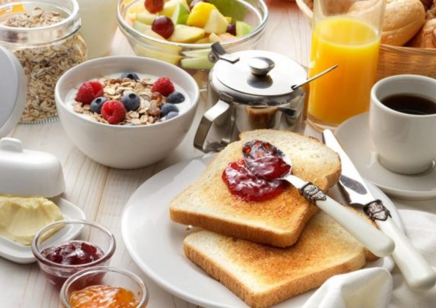 Ja cilat ushqime duhet të shmangni në mëngjes, nëse nuk doni të shëndosheni