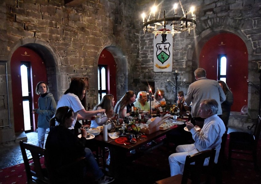 Familja irlandeze pret ukrainasit në kështjellën e tyre të shekullit të 15-të