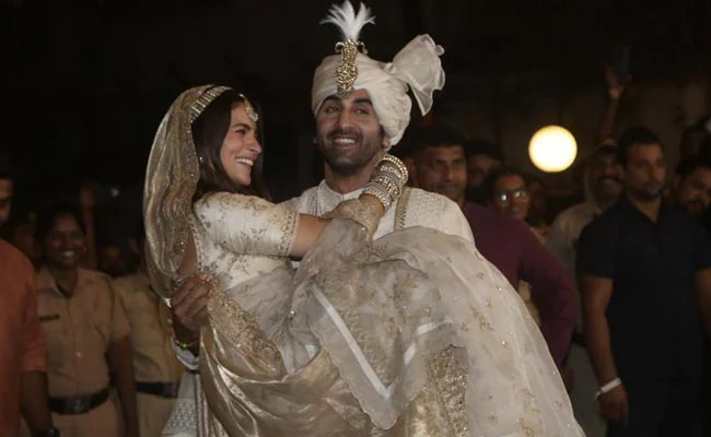 Yjet e Bollywood, Alia Bhatt dhe Ranbir Kapoor martohen me një ceremoni private në Mumbai