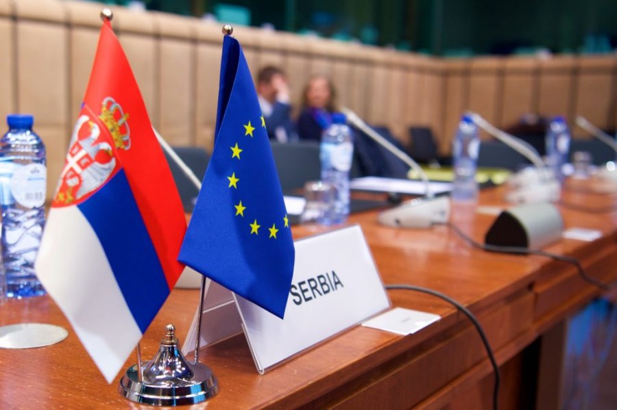 BE paralajmëron hapur Serbinë: Qëndrim ndaj Rusisë, ose ‘s`ka negociata’