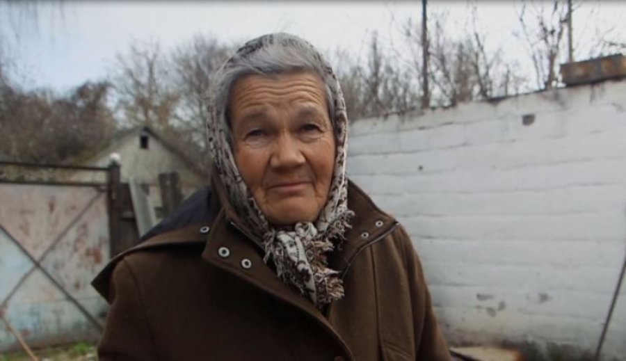 Mes rrënojash, kjo grua ukrainase pjek tortën e Pashkëve