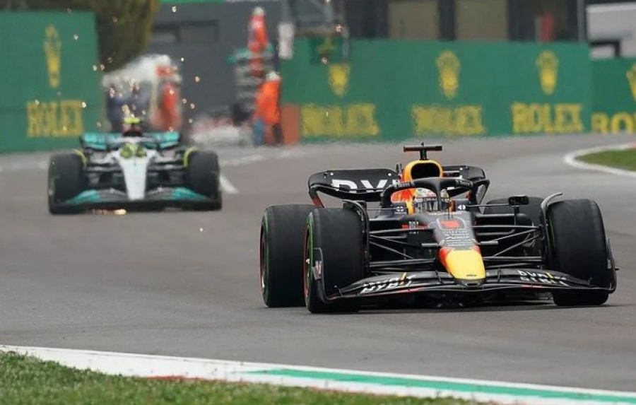 FOTO/ U parakalua sërish nga Verstapen, në Formula 1 tani tallen me Lewis Hamilton