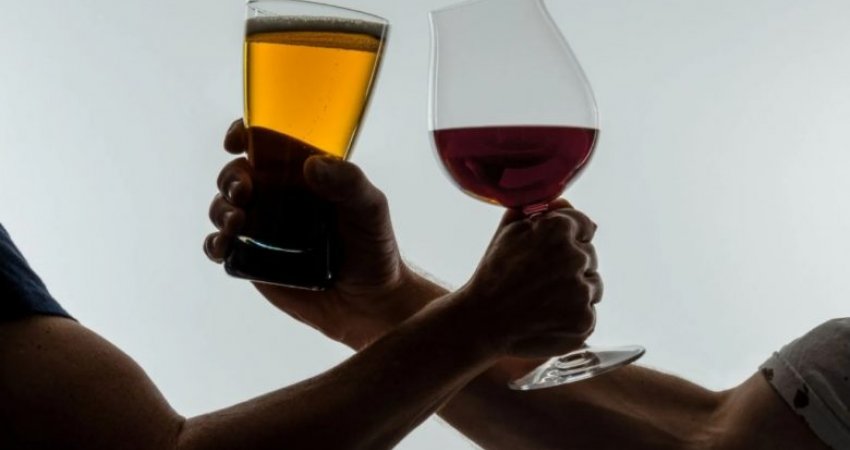 Studimi: Personat që pinë verë të kuqe dhe të bardhë mbajnë më pak yndyrë të dëmshme