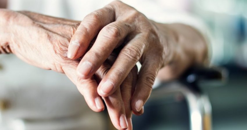 Tri mënyra natyrale për të parandaluar sëmundjen e Parkinsonit