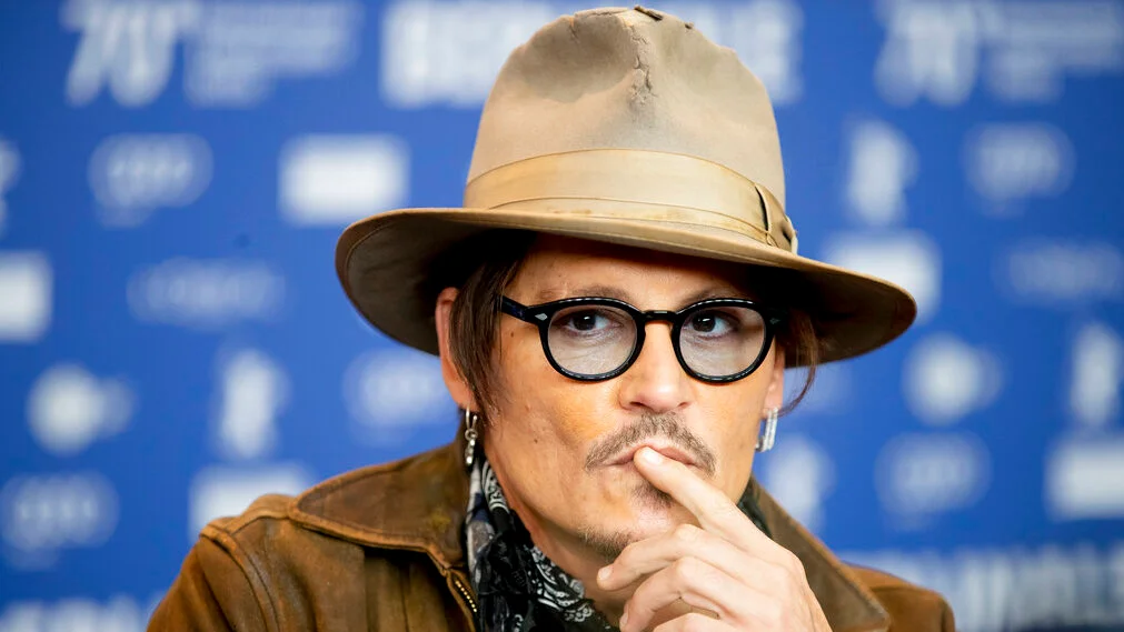  Johnny Depp kapet duke pikturuar në sallën e gjyqit, pamjet bëhen virale në rrjet