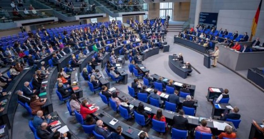 Bundestagu gjerman voton sot për dërgimin e armëve të rënda në Ukrainë