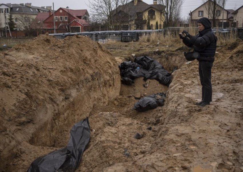 Zelensky: Një varr masiv me rreth 900 kufoma zbulohet në Kiev