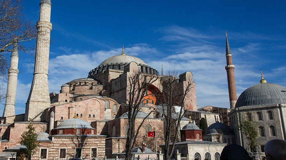 Eurodeputetët grekë i dërgojnë letër UNESCO-s për përdhosjen e monumentit Hagia Sophia